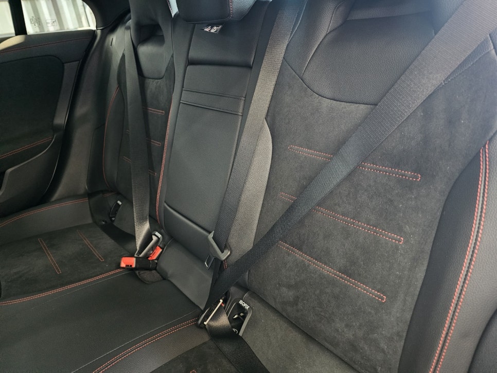 벤츠 cla250 - 통풍 시트, 컬러 안전벨트 포인트!