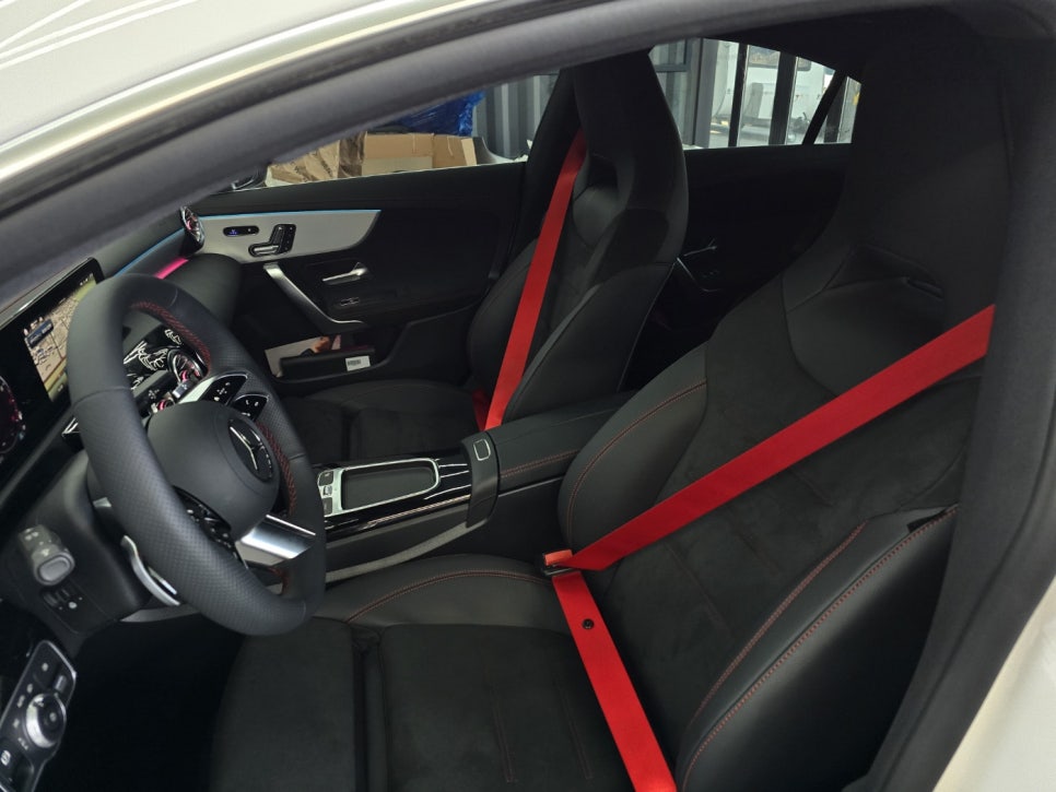벤츠 cla250 - 통풍 시트, 컬러 안전벨트 포인트!