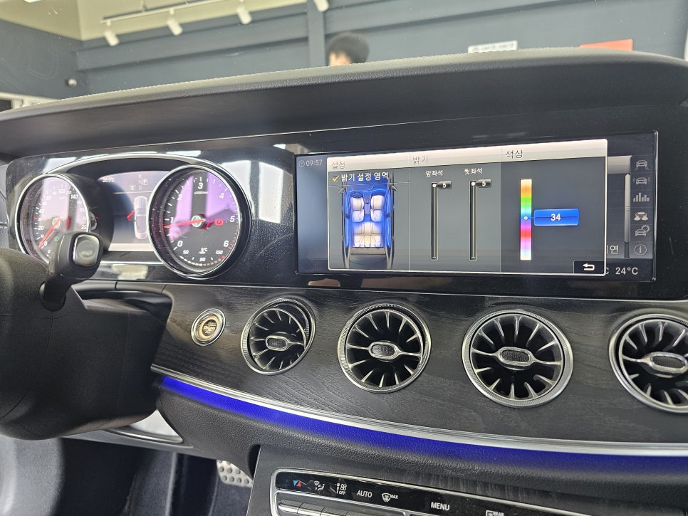 벤츠 e220d 쿠페 - 와이드콕핏, 송풍구엠비언트, 멀티컬러 코딩