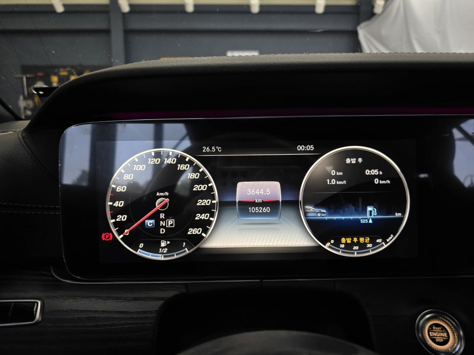 벤츠 e220d 쿠페 - 와이드콕핏, 송풍구엠비언트, 멀티컬러 코딩
