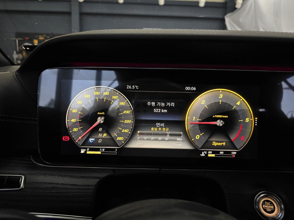 벤츠 e220d 쿠페 - 와이드콕핏, 송풍구엠비언트, 멀티컬러 코딩