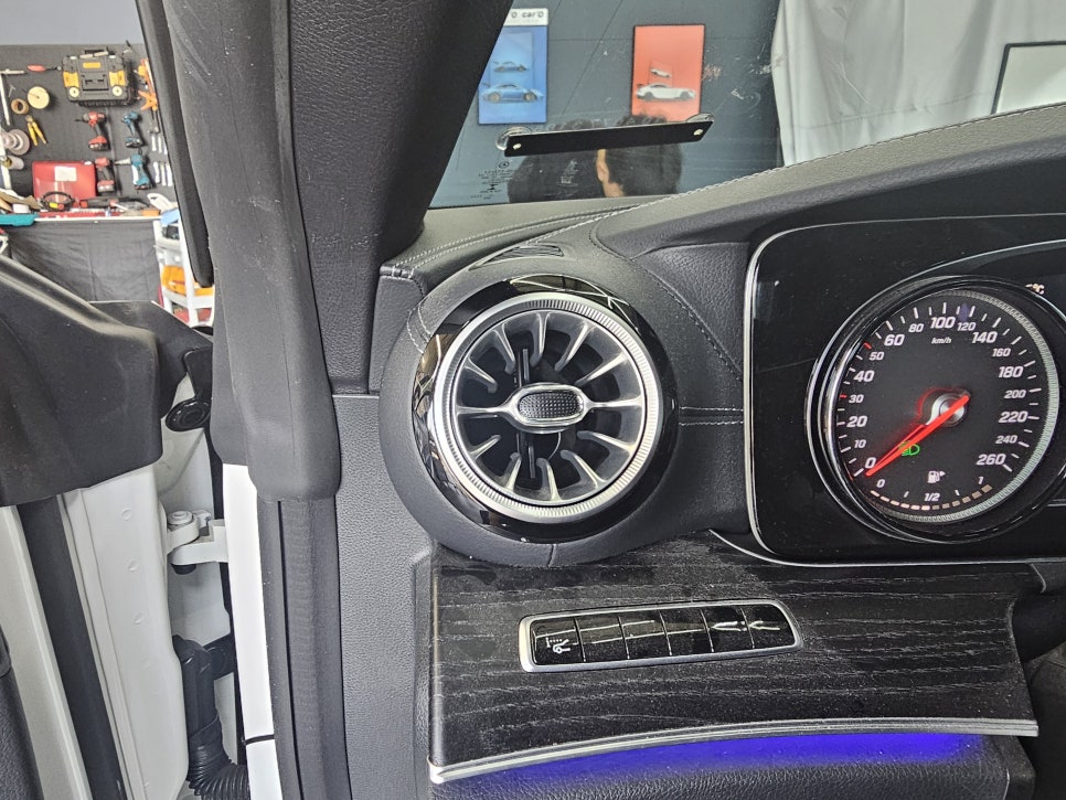 벤츠 e220d 쿠페 - 와이드콕핏, 송풍구엠비언트, 멀티컬러 코딩