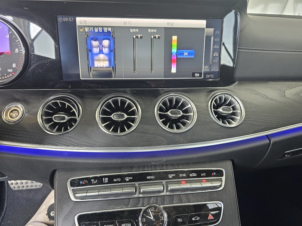 벤츠 e220d 쿠페 - 와이드콕핏, 송풍구엠비언트, 멀티컬러 코딩