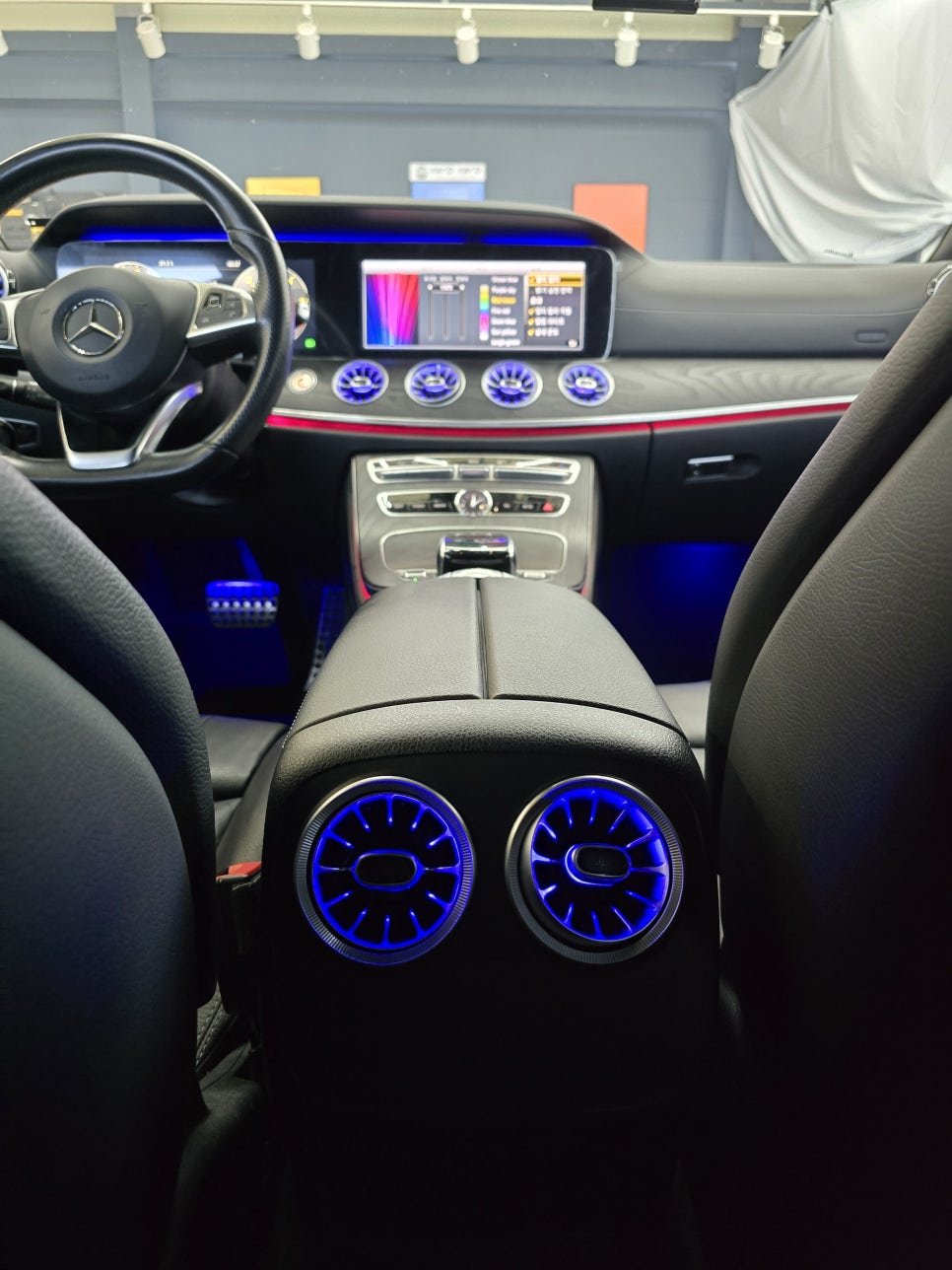 벤츠 e220d 쿠페 - 와이드콕핏, 송풍구엠비언트, 멀티컬러 코딩
