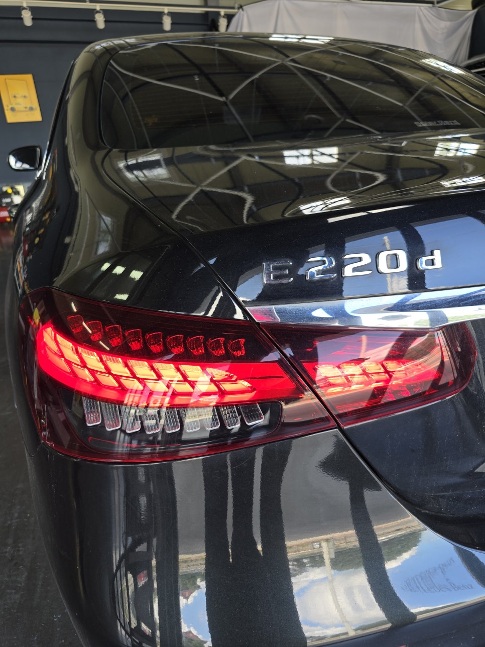벤츠 E220d - 송풍구 엠비언트 "벤츠정품led를 시공해야하는 이유"