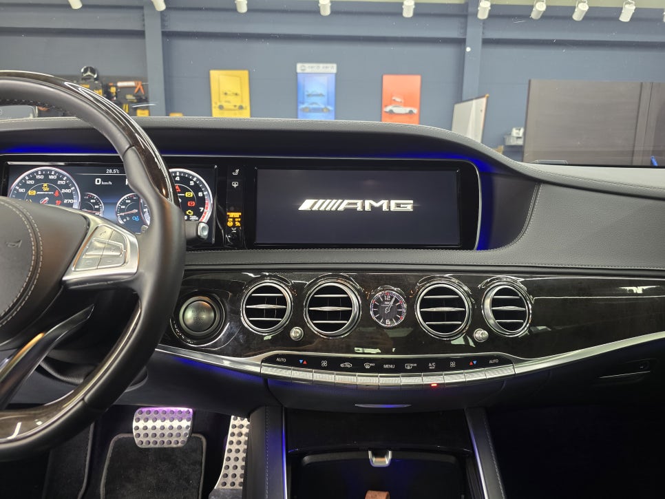 벤츠 s63amg - 송풍구 엠비언트, AMG 핸들, m2c-200a+, 리어 모니터 연동 " 여기서 포인트 !! LED 퍼포먼스 핸들 !! "