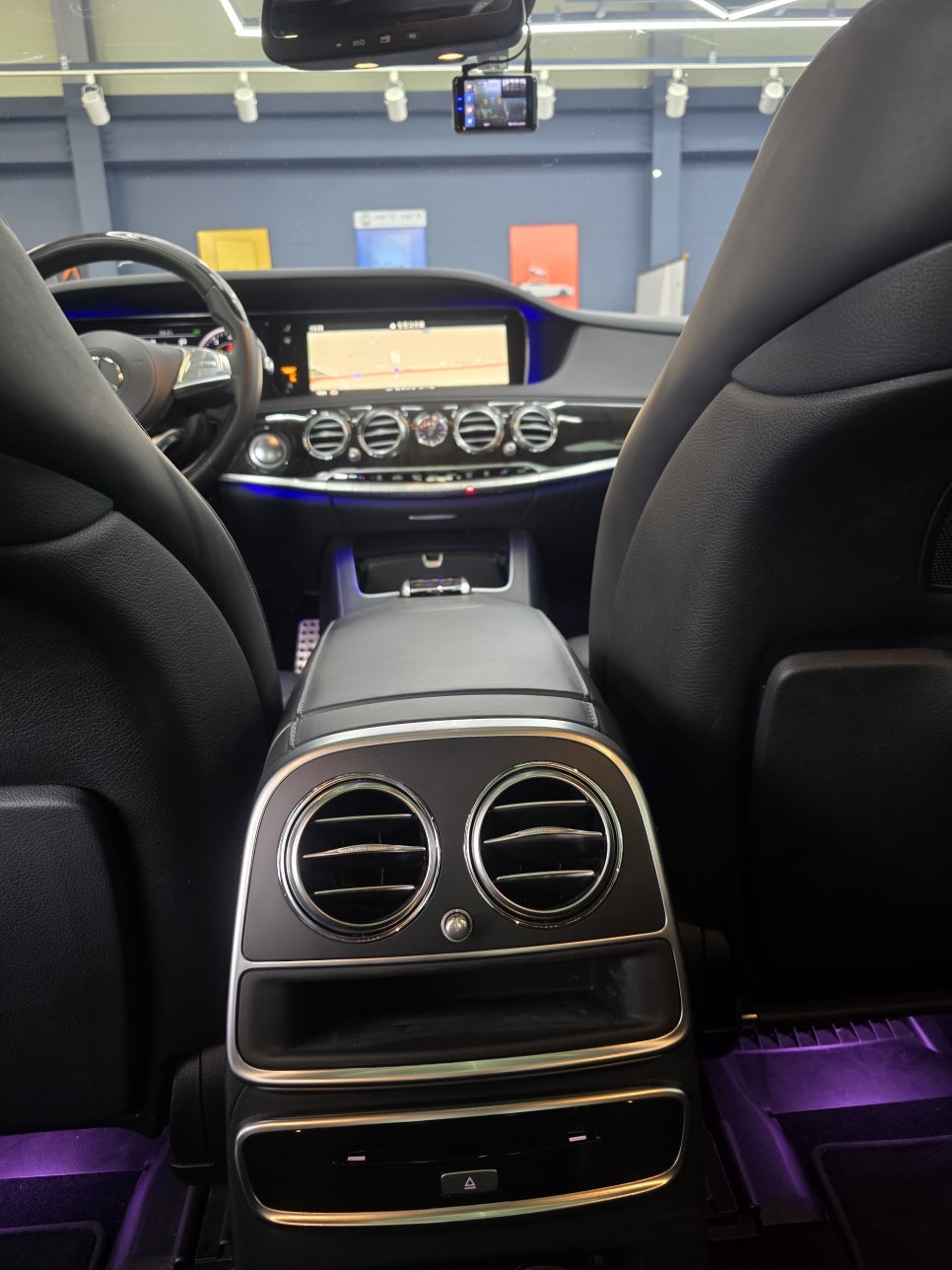 벤츠 s63amg - 송풍구 엠비언트, AMG 핸들, m2c-200a+, 리어 모니터 연동 " 여기서 포인트 !! LED 퍼포먼스 핸들 !! "