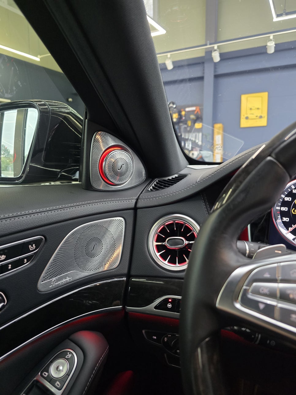 벤츠 s63amg - 송풍구 엠비언트, AMG 핸들, m2c-200a+, 리어 모니터 연동 " 여기서 포인트 !! LED 퍼포먼스 핸들 !! "