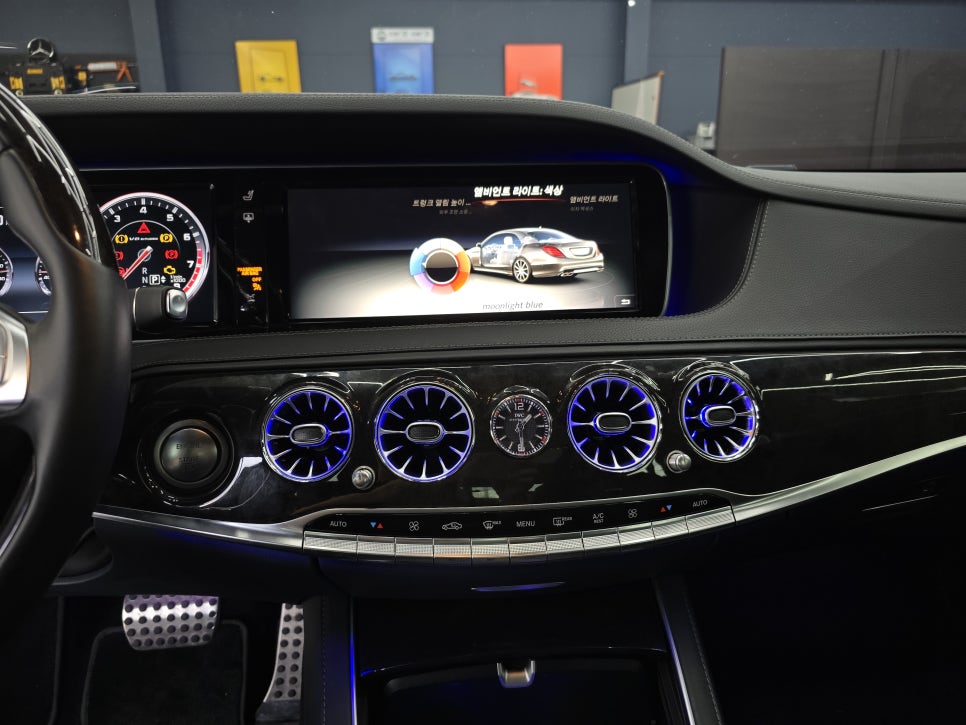 벤츠 s63amg - 송풍구 엠비언트, AMG 핸들, m2c-200a+, 리어 모니터 연동 " 여기서 포인트 !! LED 퍼포먼스 핸들 !! "