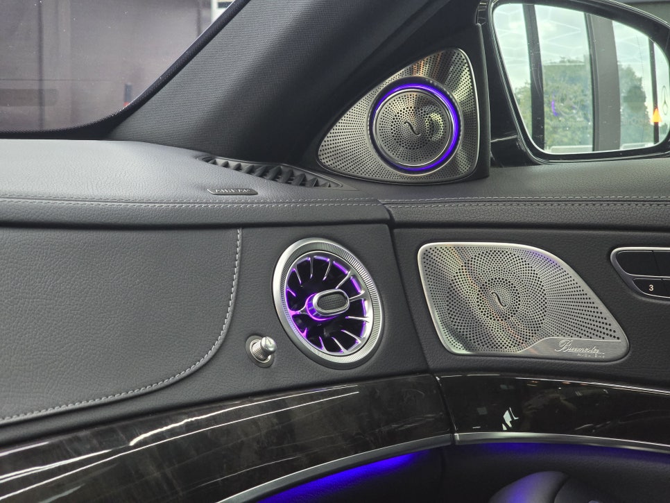 벤츠 s63amg - 송풍구 엠비언트, AMG 핸들, m2c-200a+, 리어 모니터 연동 " 여기서 포인트 !! LED 퍼포먼스 핸들 !! "
