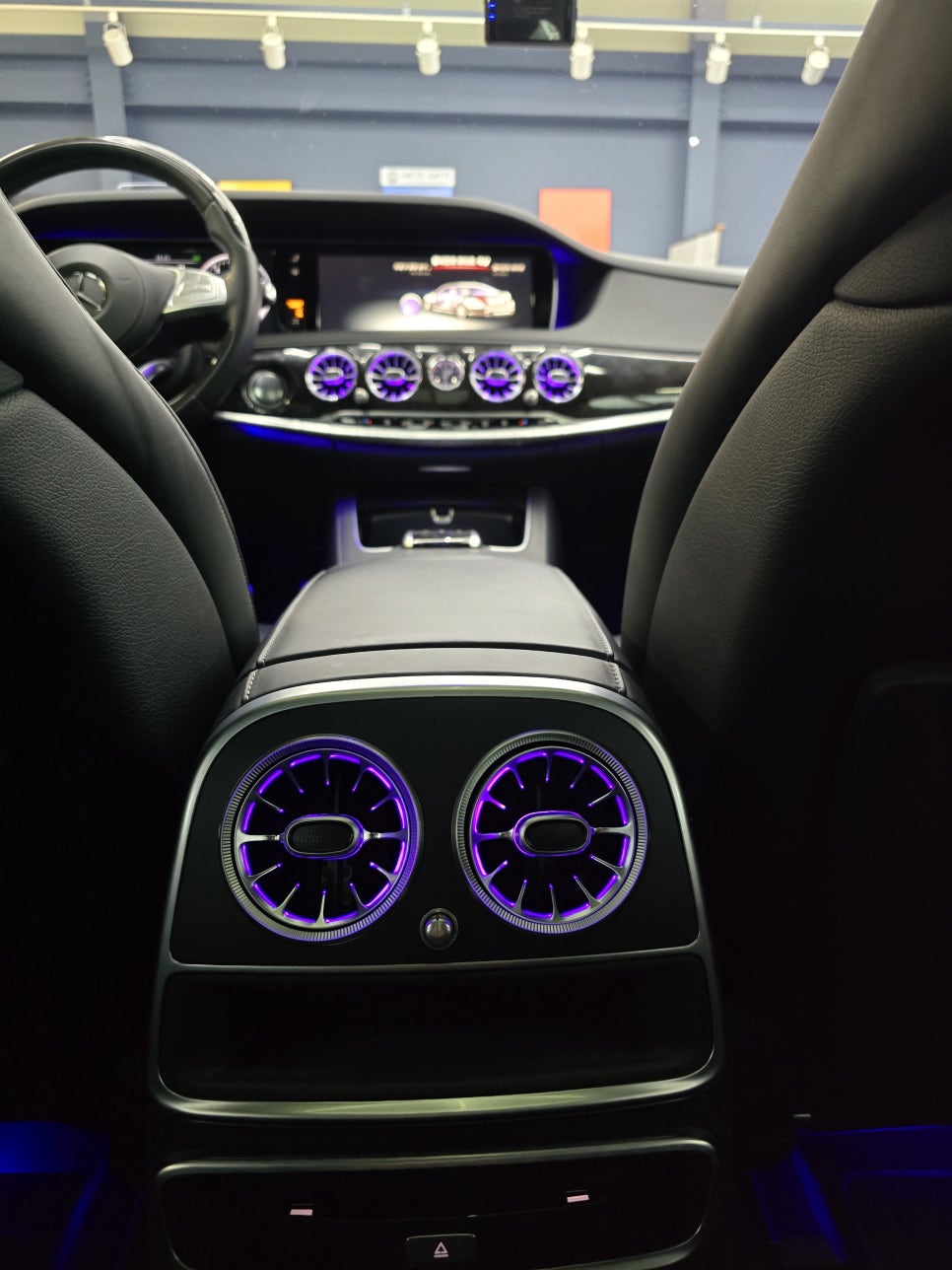 벤츠 s63amg - 송풍구 엠비언트, AMG 핸들, m2c-200a+, 리어 모니터 연동 " 여기서 포인트 !! LED 퍼포먼스 핸들 !! "