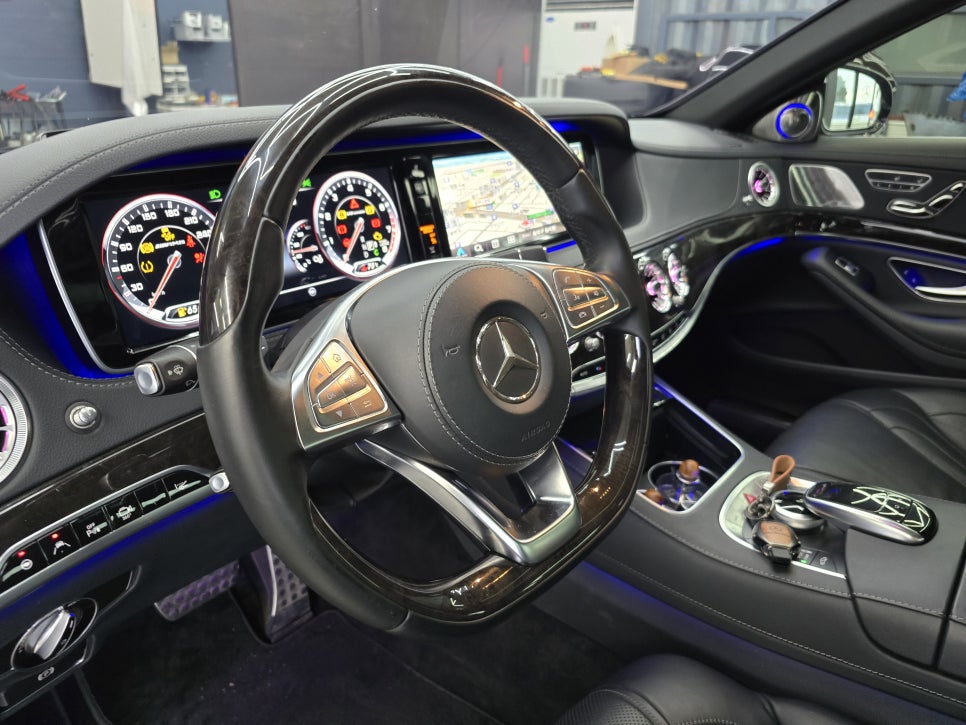 벤츠 s63amg - 송풍구 엠비언트, AMG 핸들, m2c-200a+, 리어 모니터 연동 " 여기서 포인트 !! LED 퍼포먼스 핸들 !! "