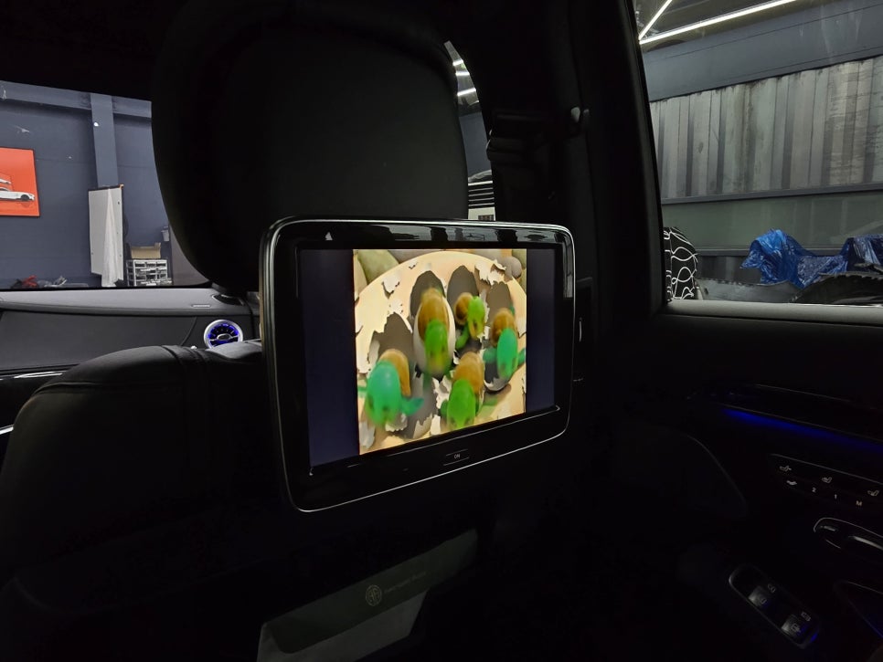 벤츠 s63amg - 송풍구 엠비언트, AMG 핸들, m2c-200a+, 리어 모니터 연동 " 여기서 포인트 !! LED 퍼포먼스 핸들 !! "
