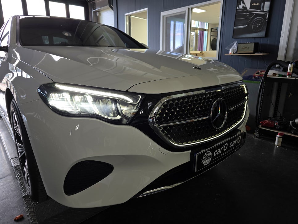 벤츠 w214 e300 - 정품 " 발광 그릴 "교체로 야간주행 신나게~