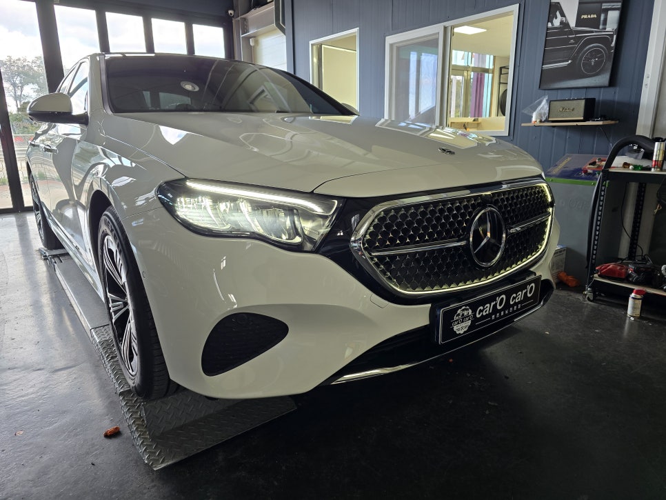 벤츠 w214 e300 - 정품 " 발광 그릴 "교체로 야간주행 신나게~