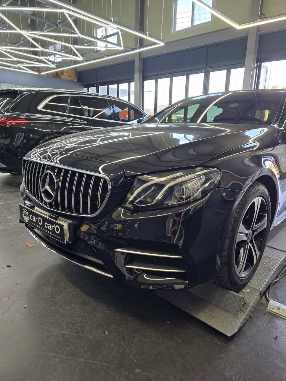 벤츠 e클래스 아방가르드 - 43amg 프론트 범퍼 교체 " 벤츠의 변신은 무죄 !! "