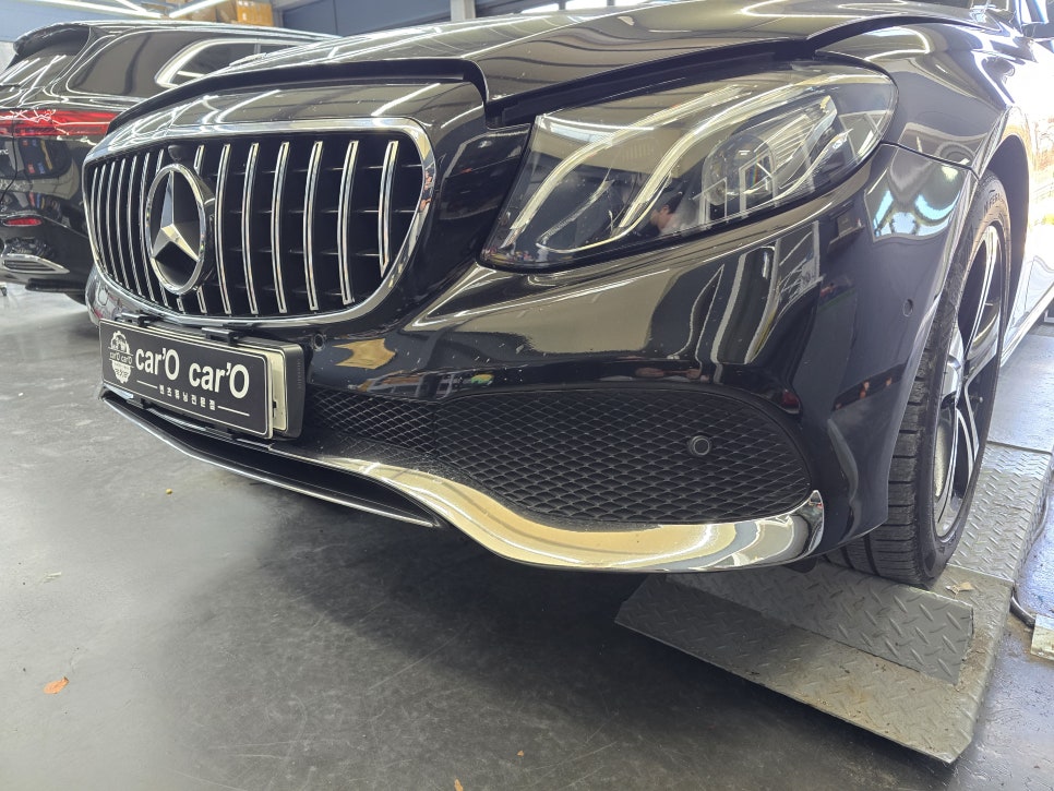 벤츠 e클래스 아방가르드 - 43amg 프론트 범퍼 교체 " 벤츠의 변신은 무죄 !! "