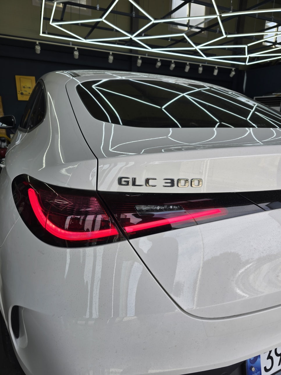 벤츠 glc - 엠비언트 3종! " 송풍구 + 데시보드 + 도어손잡이 " 역시, 엠비언트를 추가해야 실내 분위기가 살아요~ "