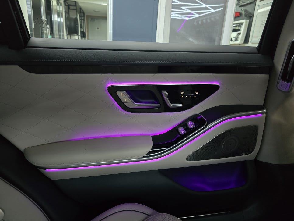 광주 벤츠 엠비언트 ] 벤츠 w223 s450 - 액티브 엠비언트 ,천장 부메스터, 4d 부메스터 " 이것이 진정한 벤츠 실내 인테리어의 완성 !"