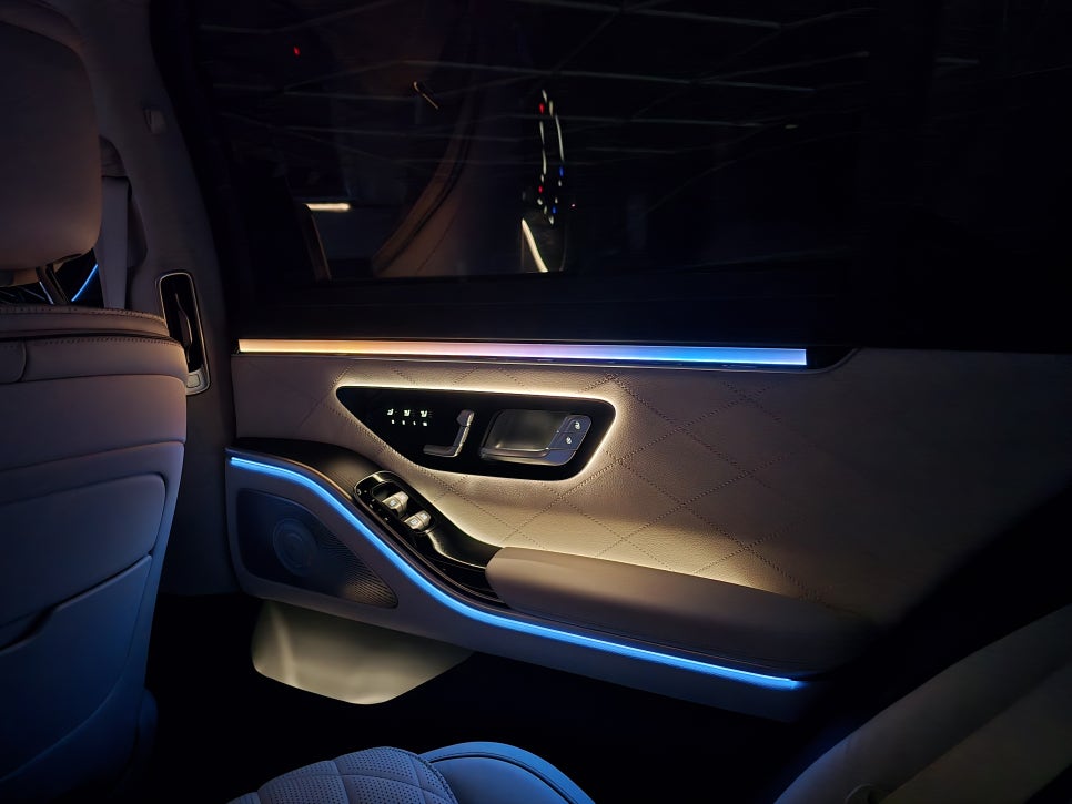광주 벤츠 엠비언트 ] 벤츠 w223 s450 - 액티브 엠비언트 ,천장 부메스터, 4d 부메스터 " 이것이 진정한 벤츠 실내 인테리어의 완성 !"