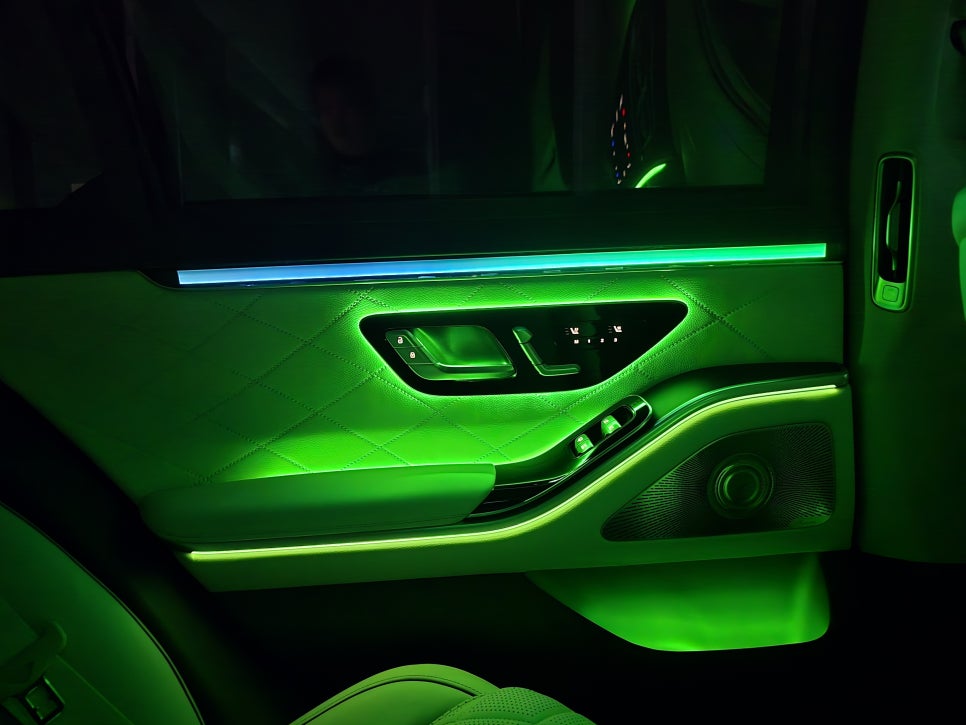 광주 벤츠 엠비언트 ] 벤츠 w223 s450 - 액티브 엠비언트 ,천장 부메스터, 4d 부메스터 " 이것이 진정한 벤츠 실내 인테리어의 완성 !"