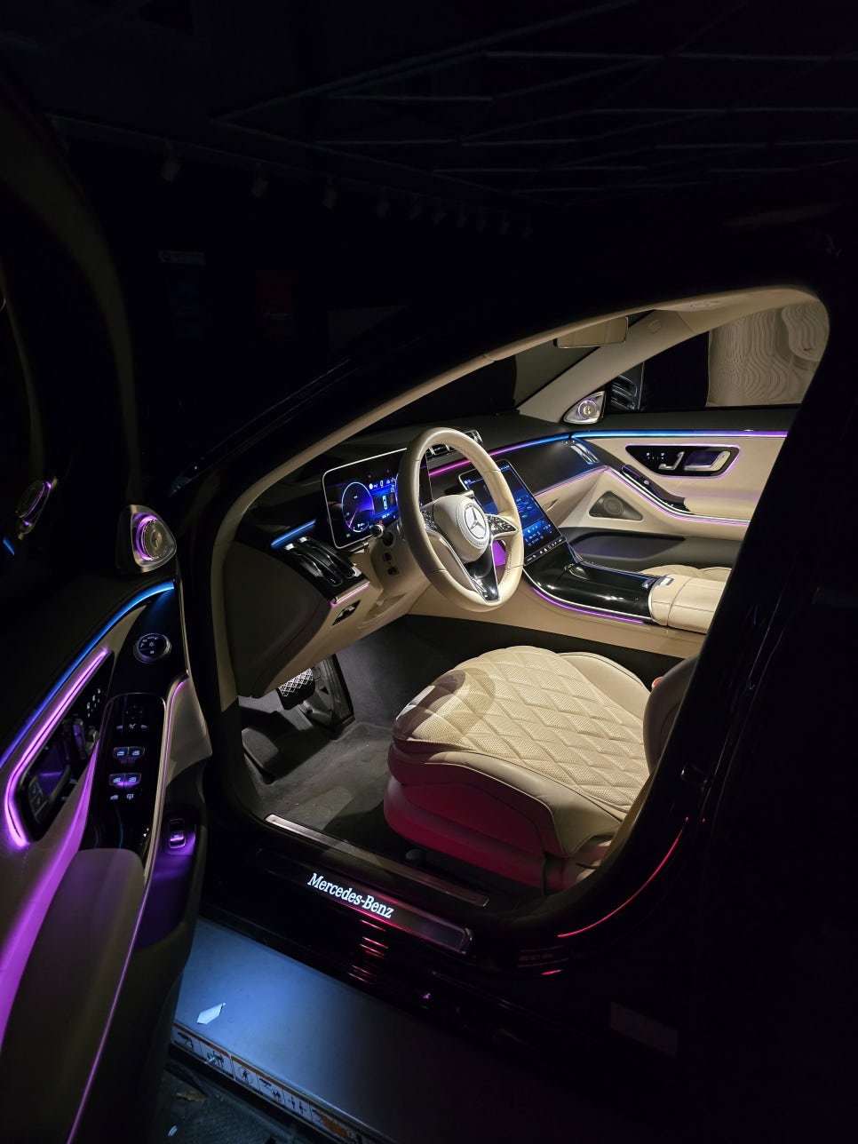 광주 벤츠 엠비언트 ] 벤츠 w223 s450 - 액티브 엠비언트 ,천장 부메스터, 4d 부메스터 " 이것이 진정한 벤츠 실내 인테리어의 완성 !"