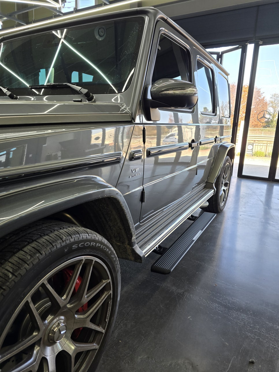 전남 광주 벤츠 지바겐 튜닝 1등 샵 ] 벤츠 g63amg - 전동 발판으로 편안한 승하차!   " 전동 사이드 스텝 "