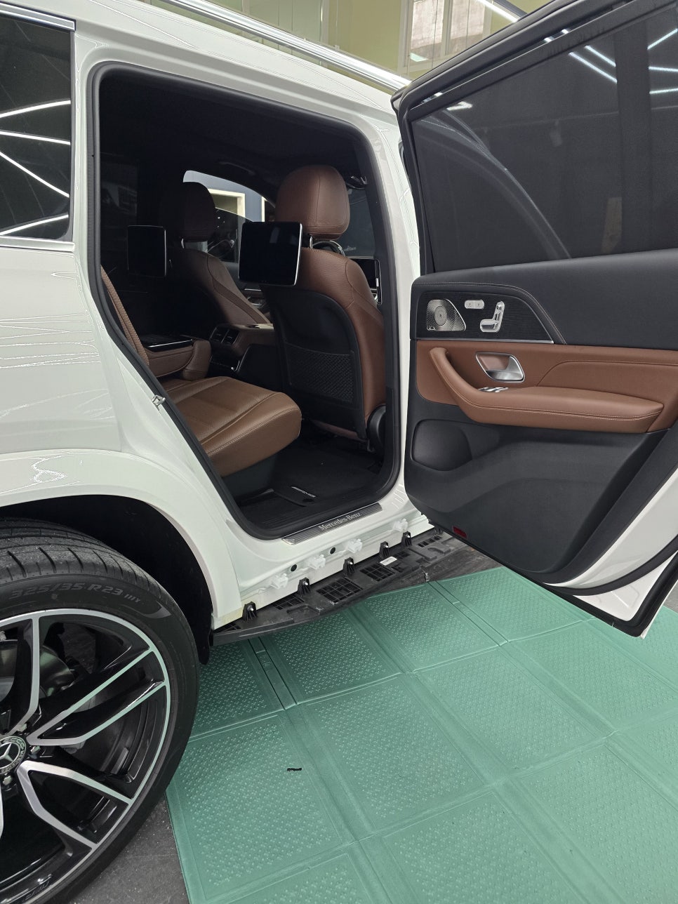 벤츠 gls580 - 마이바흐st 전동스텝 " 사이드스커트 동일 색상 도장으로 일체감있게 "