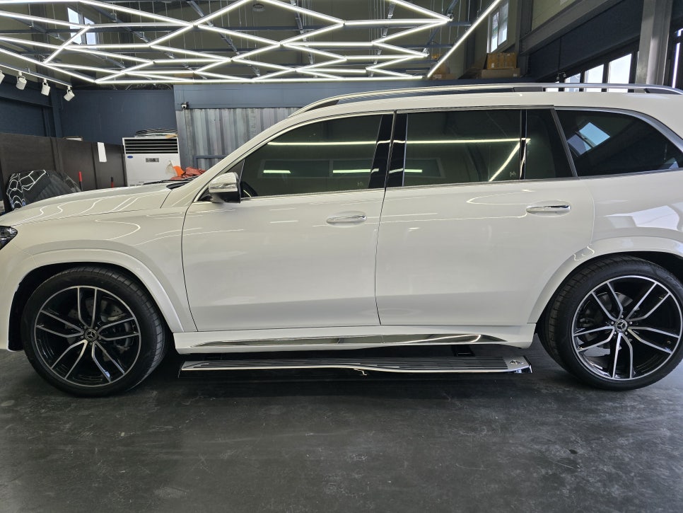 벤츠 gls580 - 마이바흐st 전동스텝 " 사이드스커트 동일 색상 도장으로 일체감있게 "