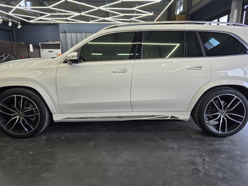 벤츠 gls580 - 마이바흐st 전동스텝 " 사이드스커트 동일 색상 도장으로 일체감있게 "