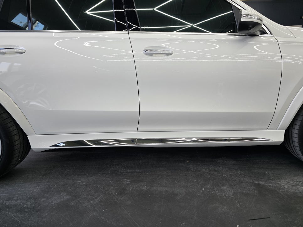 벤츠 gls580 - 마이바흐st 전동스텝 " 사이드스커트 동일 색상 도장으로 일체감있게 "