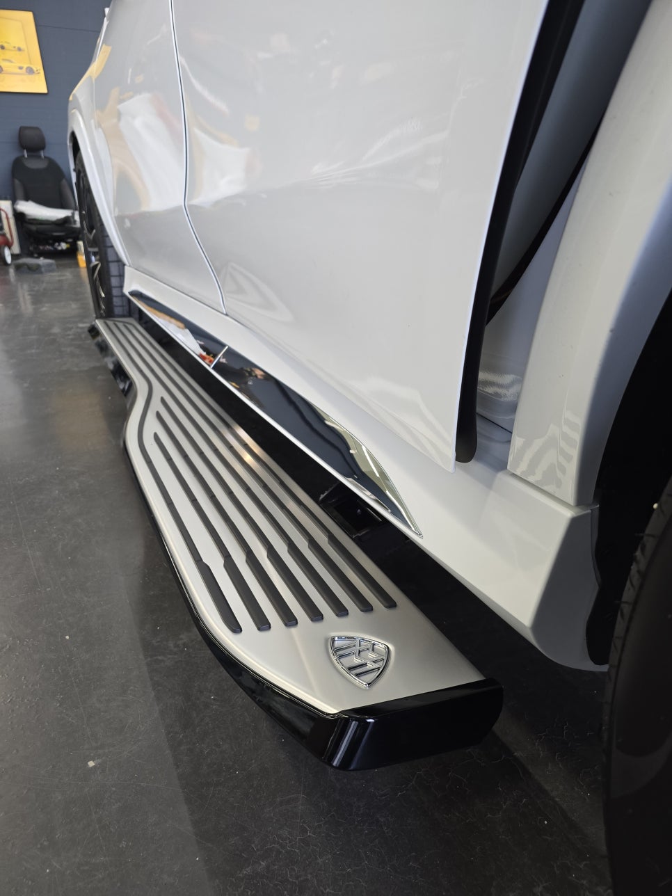 벤츠 gls580 - 마이바흐st 전동스텝 " 사이드스커트 동일 색상 도장으로 일체감있게 "