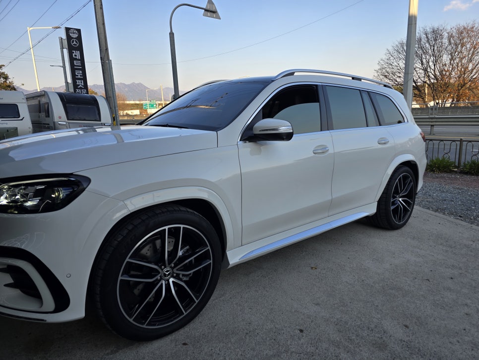 벤츠 gls580 - 마이바흐st 전동스텝 " 사이드스커트 동일 색상 도장으로 일체감있게 "