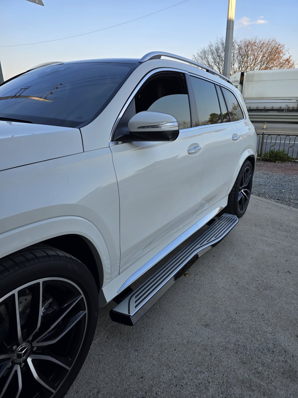 벤츠 gls580 - 마이바흐st 전동스텝 " 사이드스커트 동일 색상 도장으로 일체감있게 "