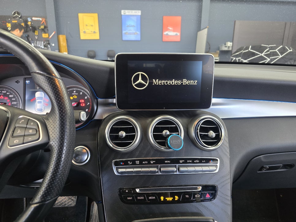 벤츠 glc300 - 64색 업그레이드, 송풍구 & 데시보드 엠비언트 " 컬러감 가득한 실내 인테리어 "