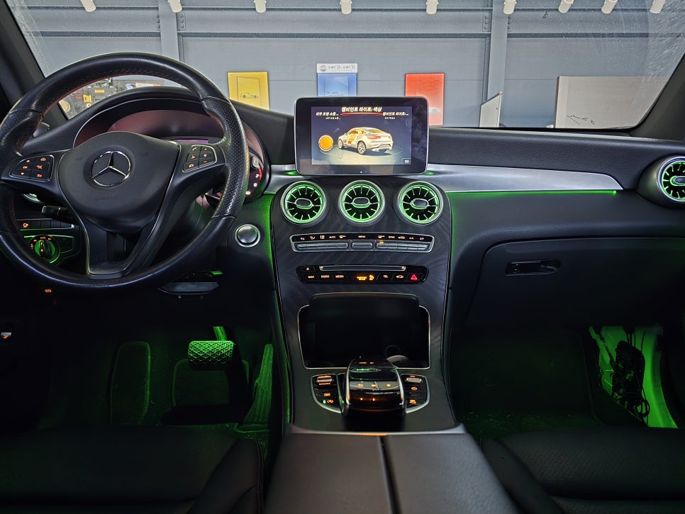 벤츠 glc300 - 64색 업그레이드, 송풍구 & 데시보드 엠비언트 " 컬러감 가득한 실내 인테리어 "