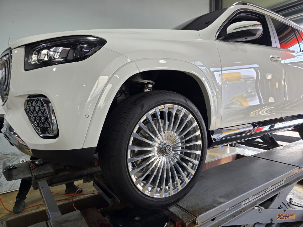 벤츠 gls580 - 마이바흐 23인치 단조휠, 전동사이드 스텝, 페달,손목거치대
