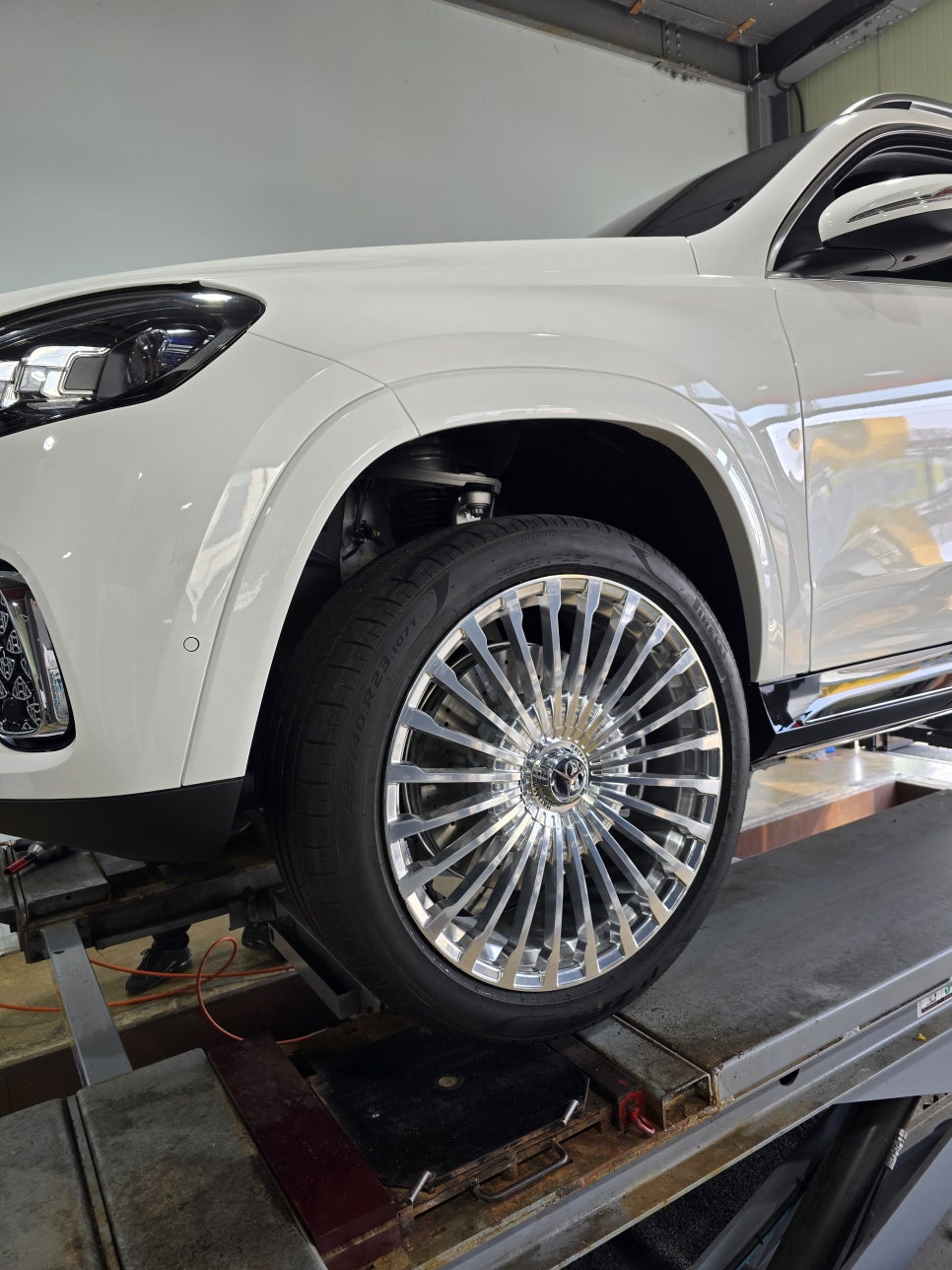 벤츠 gls580 - 마이바흐 23인치 단조휠, 전동사이드 스텝, 페달,손목거치대