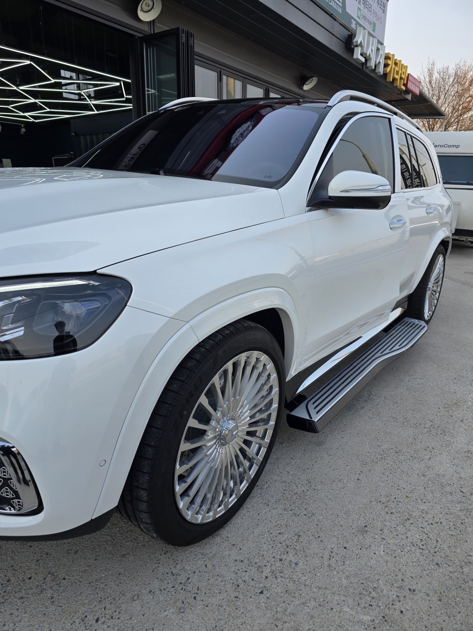 벤츠 gls580 - 마이바흐 23인치 단조휠, 전동사이드 스텝, 페달,손목거치대