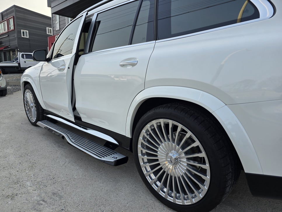 벤츠 gls580 - 마이바흐 23인치 단조휠, 전동사이드 스텝, 페달,손목거치대