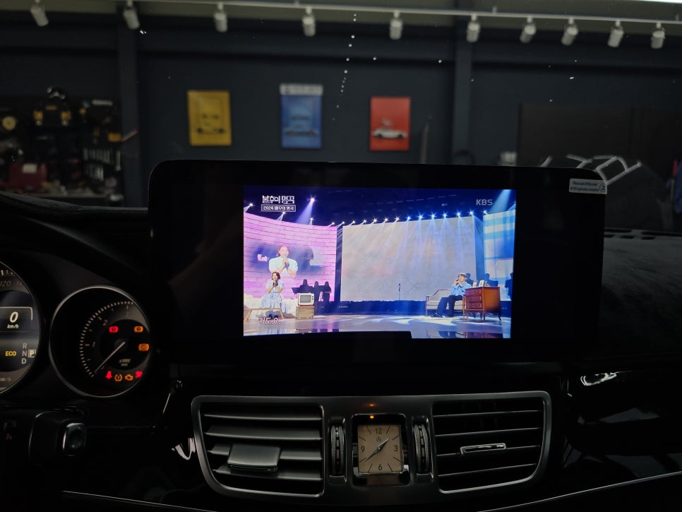 벤츠 W212 E클래스 - 12.3인치 모니터 & 큐로이 300   " 안드로이드 올인원으로 편의성 업그레이드 !! "