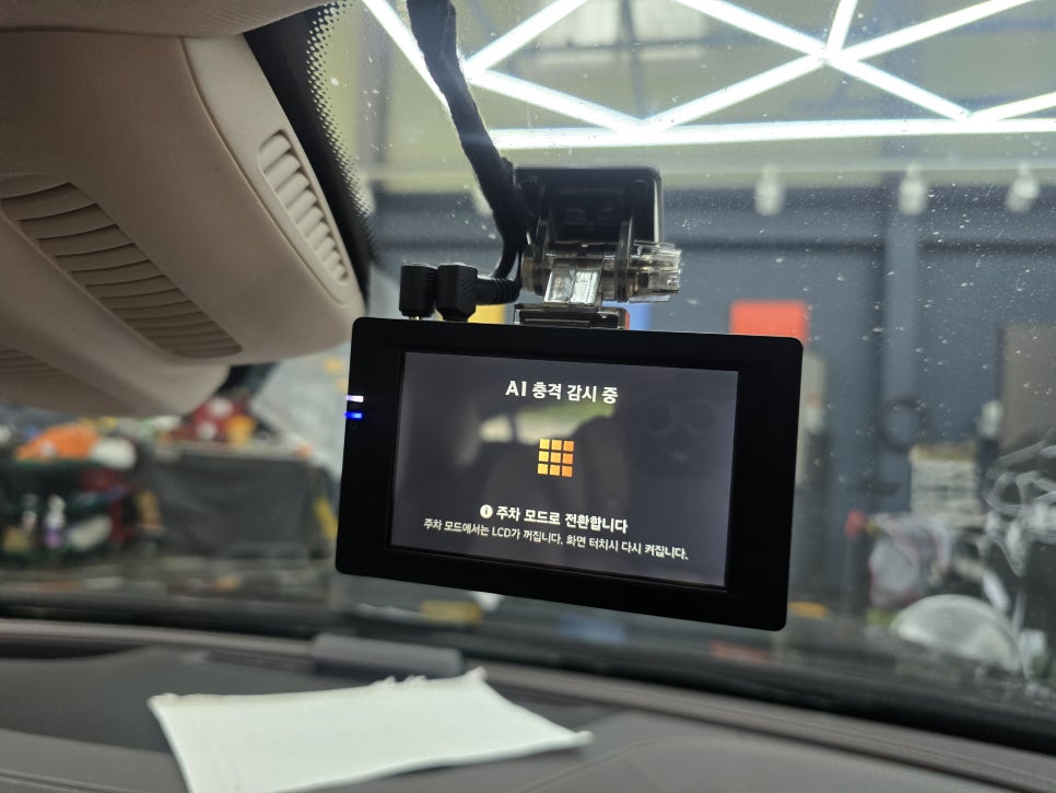 광주 벤츠 블랙박스 전문시공업체 ] 벤츠 E300 " 블랙박스 & 보조배터리 " - 파인뷰 lxq600, 에코 파워팩 s12 시공으로 내 차 지키기 !!!