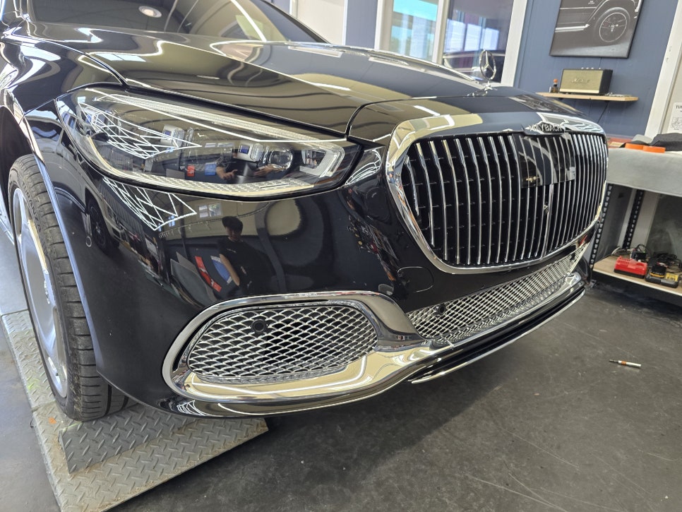 벤츠 s580 마이바흐 - 680 하단 크롬 몰딩 & 정품 4d 부메스터 " 2대 동시 시공 "