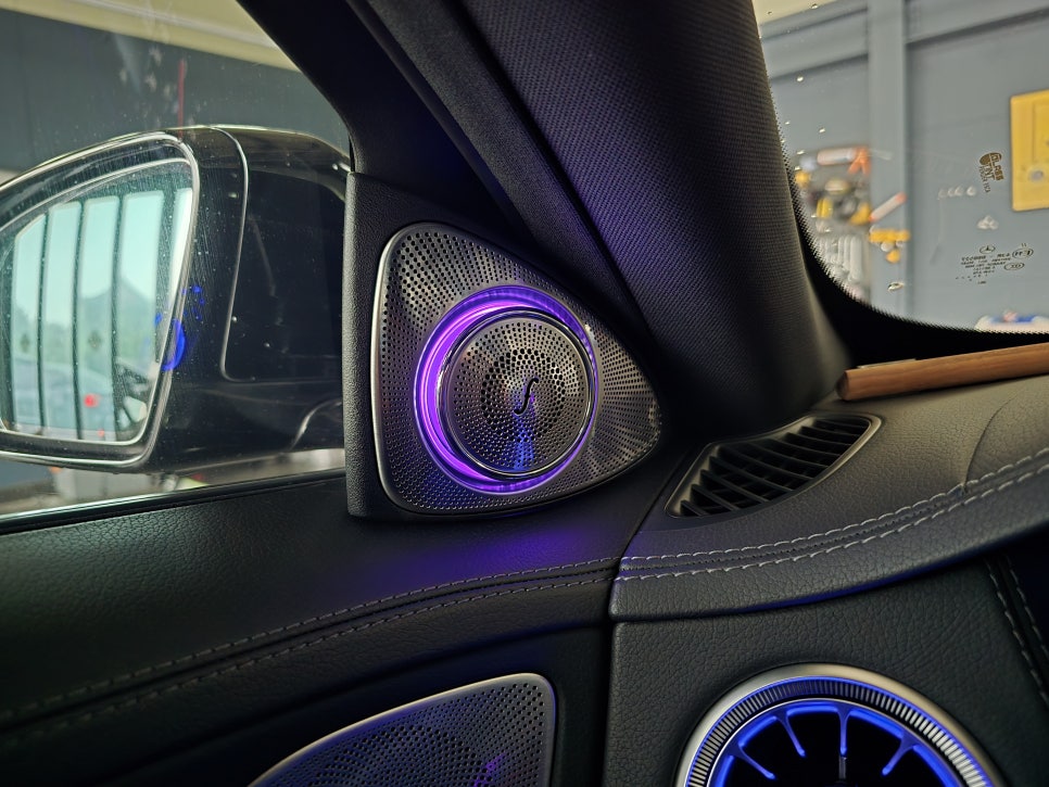 벤츠 w222 s450 - 송풍구 엠비언트 & 3D부메스터  " 실내 감성 업그레이드를 위한 필수 시공 "