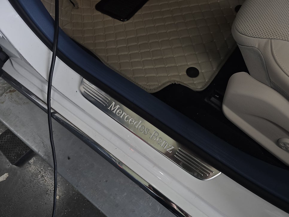 벤츠 w213 - amg 도어실(도어스커프) , amg 계기판 코딩  " AMG 감성 마력 상승 "