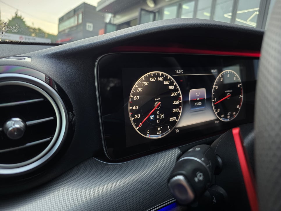 광주 카오카오- 벤츠 레트로핏 전문샵 ]  벤츠 e클래스 - 와이드 콕핏, 에어터치   " 편리한 벤츠생활 "