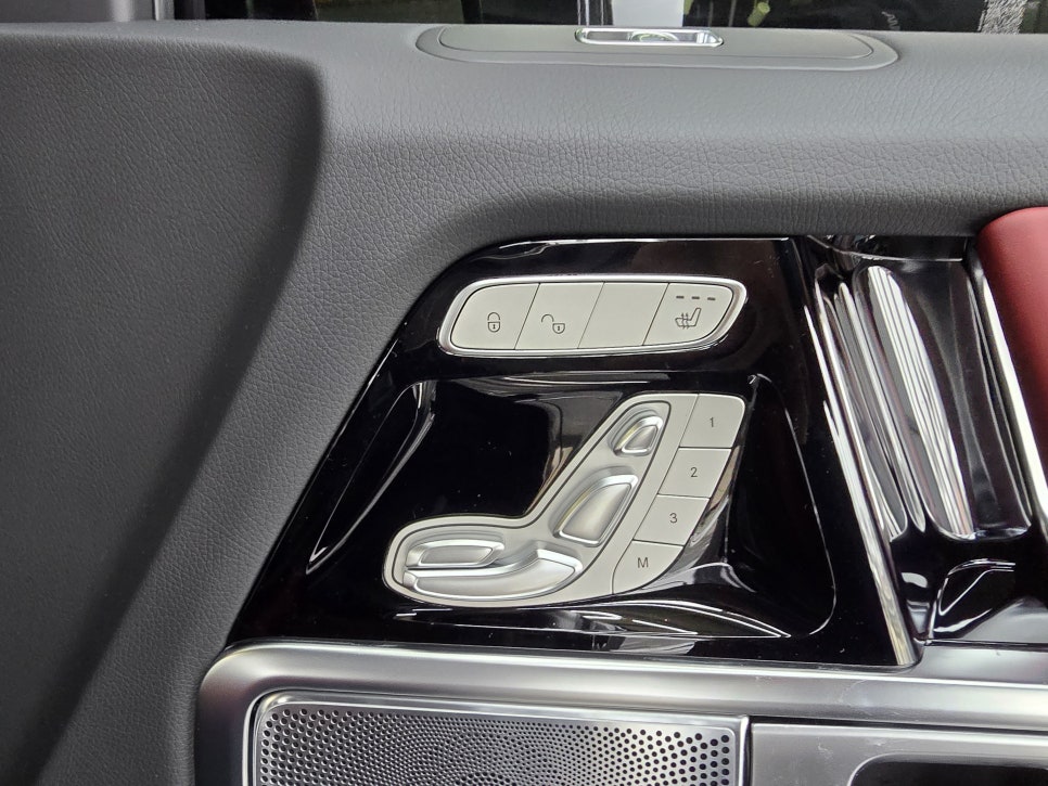 벤츠 G450d - 통풍 시트 및 후방 블랙박스 카메라 장착