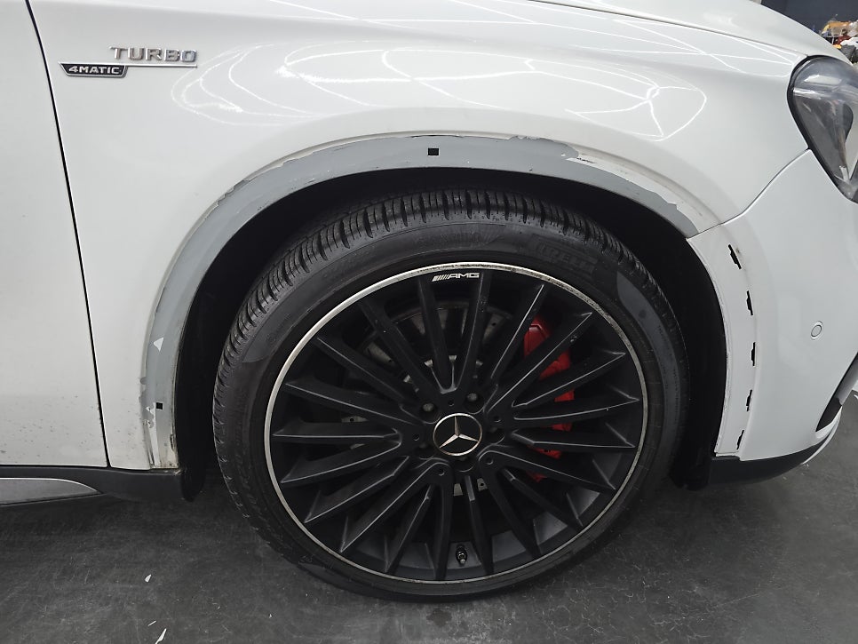 벤츠 gla45 - 휀다몰딩 벌어짐으로 인해 교체