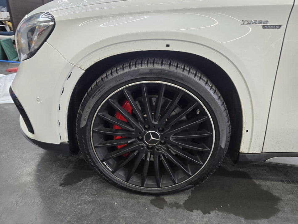 벤츠 gla45 - 휀다몰딩 벌어짐으로 인해 교체