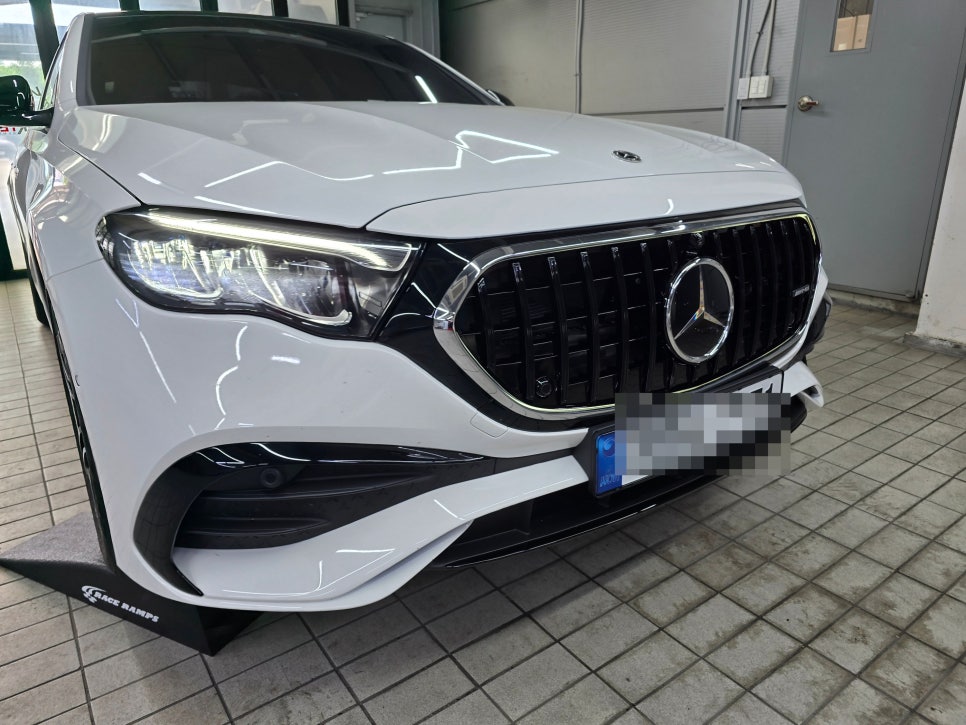 광주 벤츠레트로핏 전문샵 카오카오 ] 벤츠 w214 - 블랙 세로그릴  " 발광이식까지 완벽 !! "